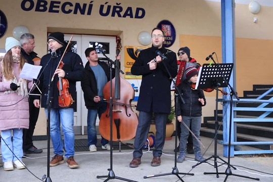 Lidé si na Štědrý den zazpívali koledy