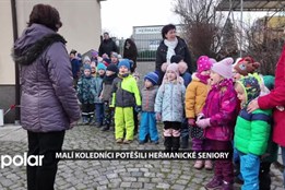 Malí koledníci potěšili heřmanické seniory zpěvem i drobnými dárky