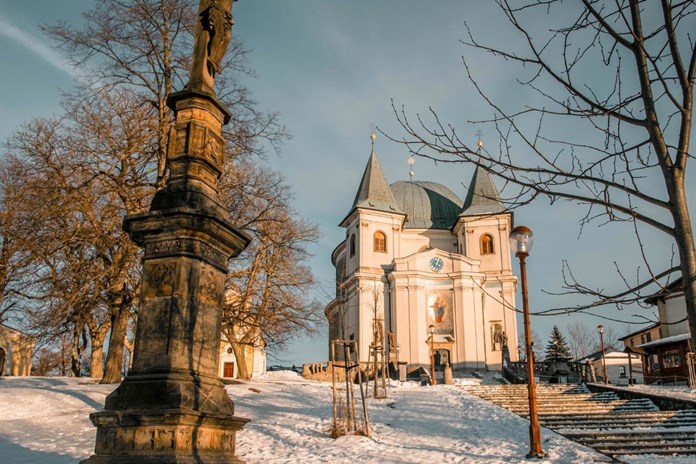 Na silvestrovskou půlnoční na Hostýn vyjedou mimořádné autobusové spoje i vlaky
