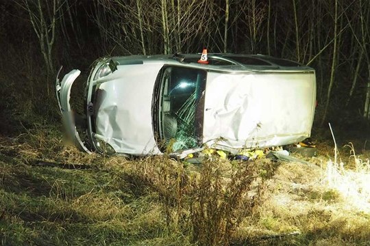 Při nehodě mladá žena vypadla z auta