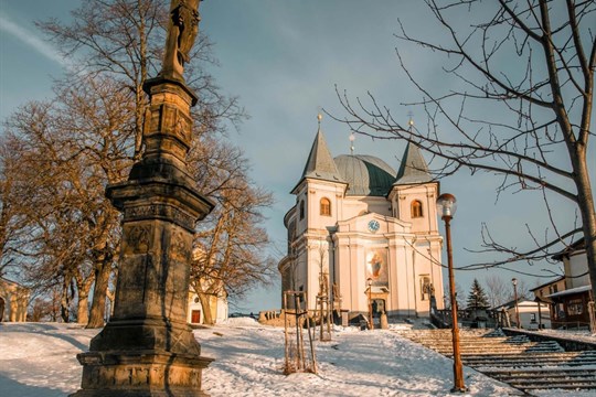 Na silvestrovskou půlnoční na Hostýně dopravci vypraví speciální autobusy i vlaky