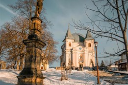 Na silvestrovskou půlnoční na Hostýně dopravci vypraví speciální autobusy i vlaky