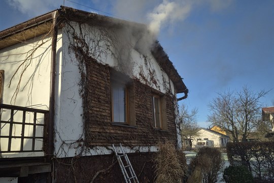 S požárem domu na Vsetínsku bojovalo pět jednotek hasičů. Pro zraněného muže letěl vrtulník