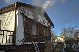 S požárem domu na Vsetínsku bojovalo pět jednotek hasičů. Pro zraněného muže letěl vrtulník