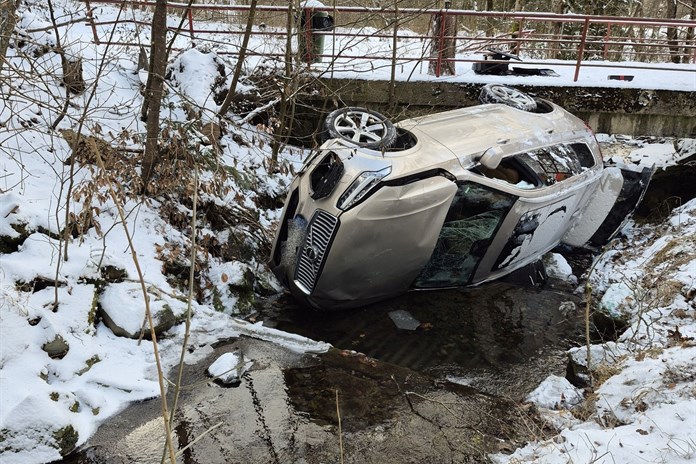 Auto skončilo v korytě potoka, řidičce se jako zázrakem nic nestalo