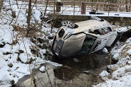 Auto skončilo v korytě potoka, řidičce se jako zázrakem nic nestalo