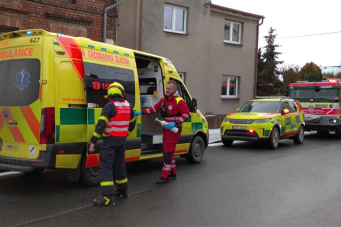 Jeden mrtvý a tři zranění. Tragický konec roku v Kravařích. Rodinu otrávil nebezpečný plyn