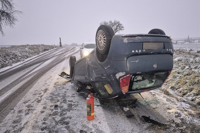 Zasněžené silnice na Silvestra potrápily řidiče. Během jedné hodiny se bouralo hned třikrát