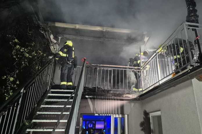 Noční požár domu v Ostrožské Nové Vsi napáchal škodu za dva miliony. Rodině se včas podařilo dostat ven