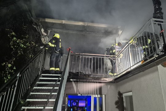 Noční požár domu v Ostrožské Nové Vsi napáchal škodu za dva miliony. Rodině se včas podařilo dostat ven