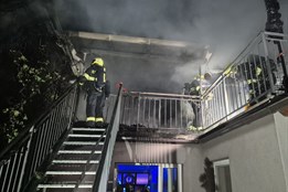 Noční požár domu v Ostrožské Nové Vsi napáchal škodu za dva miliony. Rodině se včas podařilo dostat ven