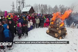 Nový rok lidé společně přivítali výšlapem a zapálením vatry na Kubánkově