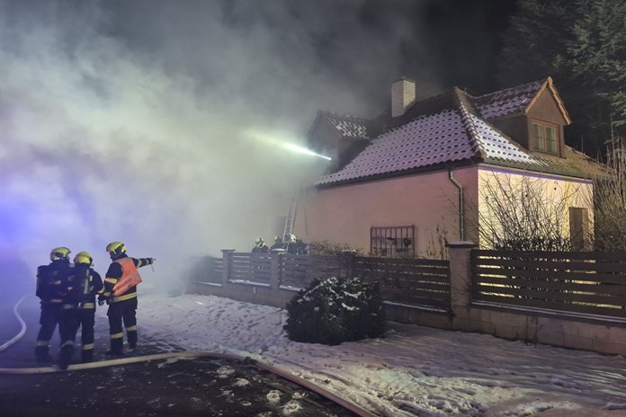 AKTUALIZACE: Požár domu v Kroměříži skončil tragicky. Muž zemřel, žena má těžké popáleniny
