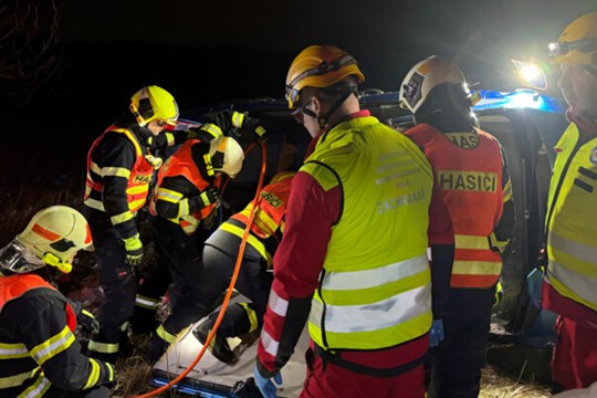 Školačka vylezla z převráceného auta a zajistila pomoc pro těžce zraněnou řidičku
