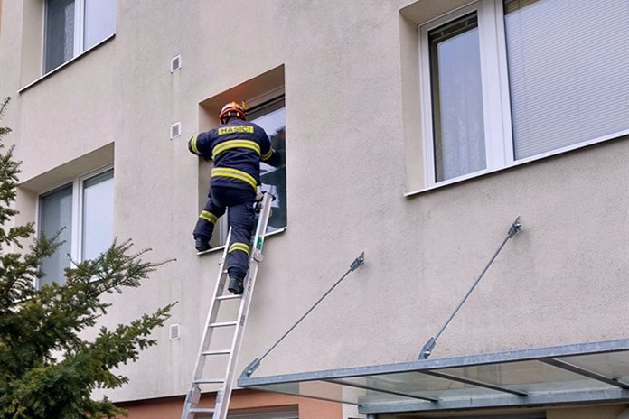 Seniorka ve Zlíně upadla v bytě a nemohla vstát. Do akce šli strážníci i hasiči