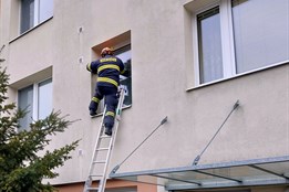 Seniorka ve Zlíně upadla v bytě a nemohla vstát. Do akce šli strážníci i hasiči
