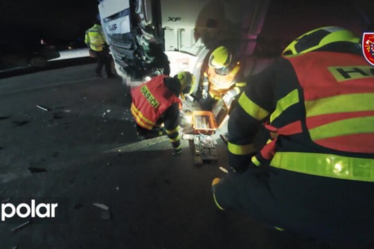 Vážná nehoda v Karviné, starší muž tam nedal přednost náklaďáku