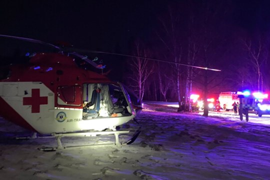 Na Opavsku v nočních hodinách narazilo auto do stromu, řidiče s poraněním mozku transportoval vrtulník