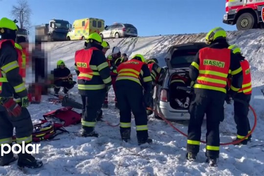 Dvanáctiletý chlapec zavolal o pomoc po nehodě auta, které dostalo smyk a převrátilo se na střechu