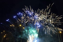 První podvečer roku 2026 ožilo centrum Zlína světelnou show na nebi