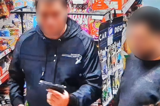 Ve večerce urážel voliče konkrétního politika, pak vytáhl zbraň. Policie hledala dva muže