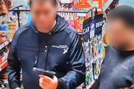 Ve večerce urážel voliče konkrétního politika, pak vytáhl zbraň. Policie hledala dva muže