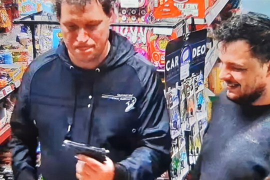 Ve večerce urážel voliče konkrétního politika, pak vytáhl zbraň. Policie hledá dva muže