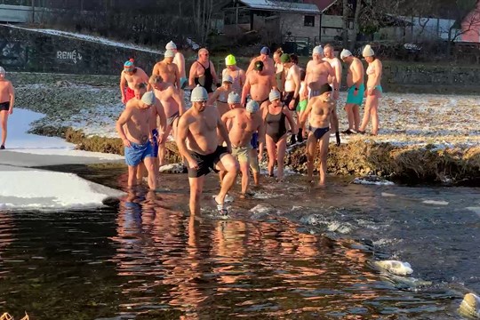 Závěr roku si u velkého splavu na Ohradě užívali valašští otužilci