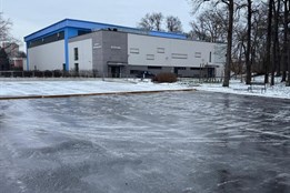 U městské sportovní haly v Otrokovicích se chystá kluziště