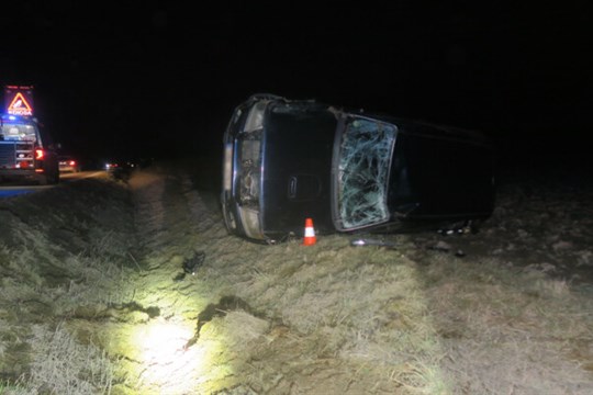 Najel do protisměru a ohrozil řidičku, skončila v příkopu na střeše. Policie hledá neznámého řidiče