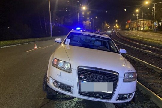 Řidič Audi skončil v kolejích. Policie hledá svědky nehody v Ostravě-Porubě