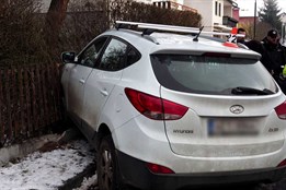 Řidiči bourali opilí, jeden skončil na střeše