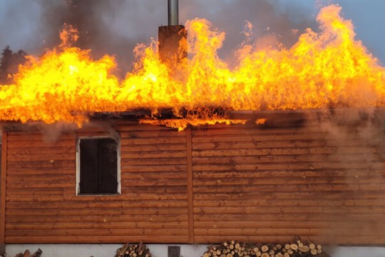 Požár chaty u Těrlické přehrady způsobil škodu za 1,5 milionu korun