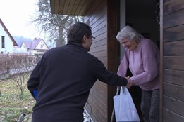 Dobrovolníci a štědří dárci na Vánoce potěšili rožnovské seniory
