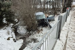 V Hošťálkové narazilo auto do stromu a zastavilo až u potoka. Řidič zůstal ve voze zaklíněn