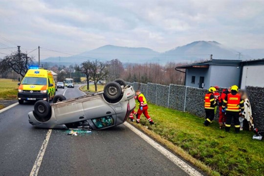 Řidič ohrozil protijedoucí auto, to se střetlo s cyklistou a skončilo na střeše. Policie hledá svědky