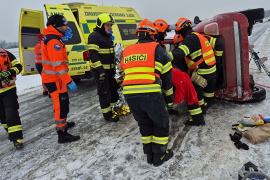 Náročný zásah hasičů v Kroměříži: Z převráceného vozidla museli řidiče vyprostit zadními dveřmi