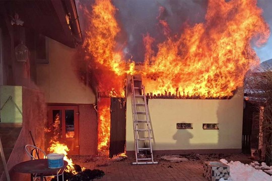 Hasiči zabránili šíření požáru v rodinném domě v Mladějovicích