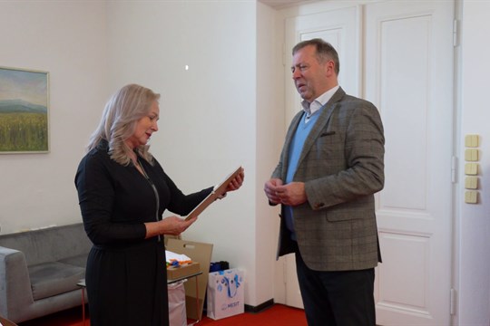 Vedení Uherského Hradiště předalo výtěžek Vánoční sbírky dětskému domovu