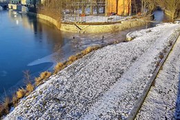 Nebezpečné bruslení na řekách: strážníci varují před vstupem na led
