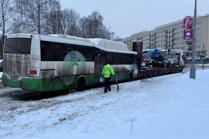 Autobus převážející děti narazil do nákladního auta. Zranili se čtyři školáci