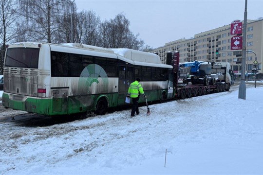 Autobus převážející děti narazil do nákladního auta. Zranili se čtyři školáci