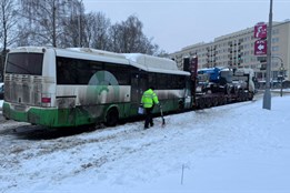 Autobus převážející děti narazil do nákladního auta. Zranili se čtyři školáci