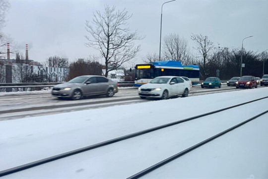 Silné sněžení a ledovka komplikují dopravu v celém MS kraji. Problémy mají hlavně kamiony