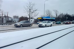 Silné sněžení a ledovka komplikují dopravu v celém MS kraji. Problémy mají hlavně kamiony