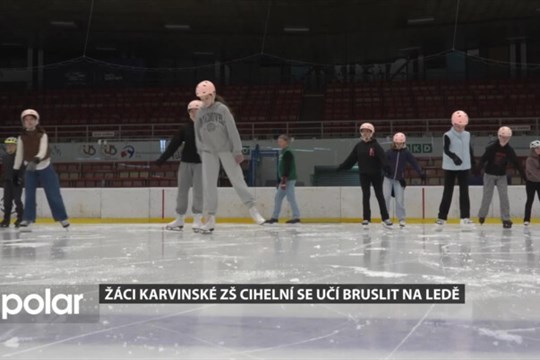 Žáci karvinské ZŠ Cihelní se učí bruslit na ledě, zahájili tříměsíční kurz