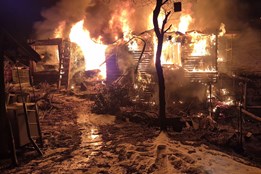 Požár chaty s hospodářským objektem ve Vizovicích dal hasičům pořádně zabrat