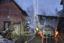 Ranní požár v Zašové napáchal škodu za více než milion korun. Zničena je kůlna s přístřeškem i zaparkované auto