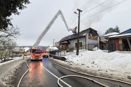 U požáru domu ve Hvozdné zasahuje pět jednotek hasičů. Vystrašení psi pokousali hasiče i majitele