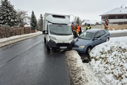 Na hlavním tahu v Rackové se srazila dodávka s osobákem. Zranili se dva lidé
